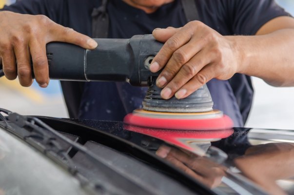 Dual action polishing a car